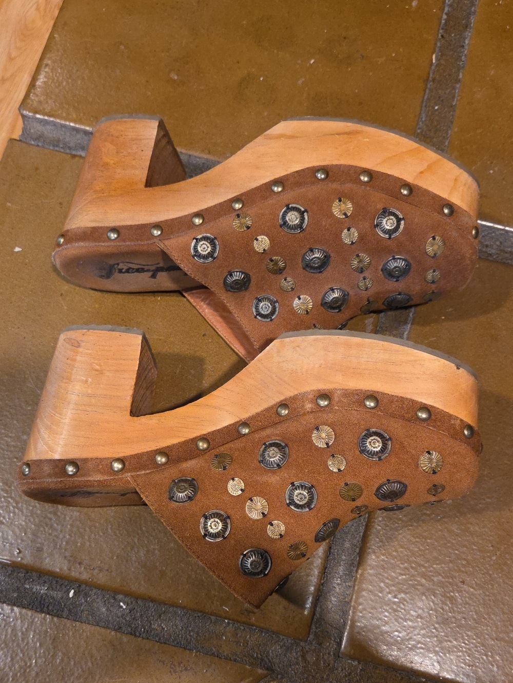 Claudia Clogs - Picture 6 of 12